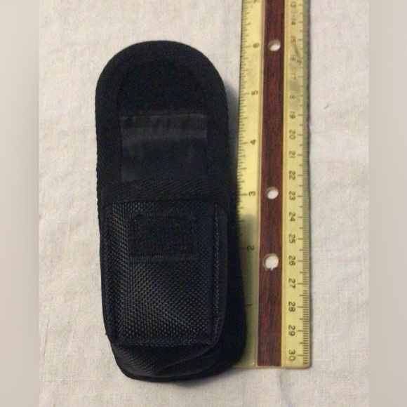 Small black pouch with belt loop. Velcro closure. - Picture 4 of 6